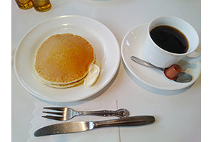 「パンケーキとコーヒー」の写真素材