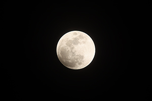 「皆既月食前の満月」の写真素材