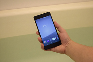 「風呂場でスマートフォン」の写真素材