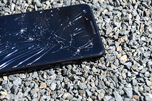 「画面が割れたスマートフォン3」の写真素材
