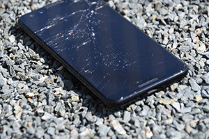 「画面が割れたスマートフォン5」の写真素材